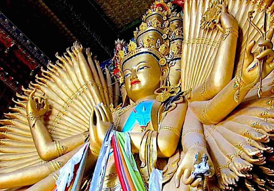 Buddha-Weekly-1000 armed avalokiteshvara-Buddhism Among the most iconic forms of the great Bodhisattva Avalokiteshvara is the
1000-Armed form, symbolic of the countless rescuing hands of compassion.