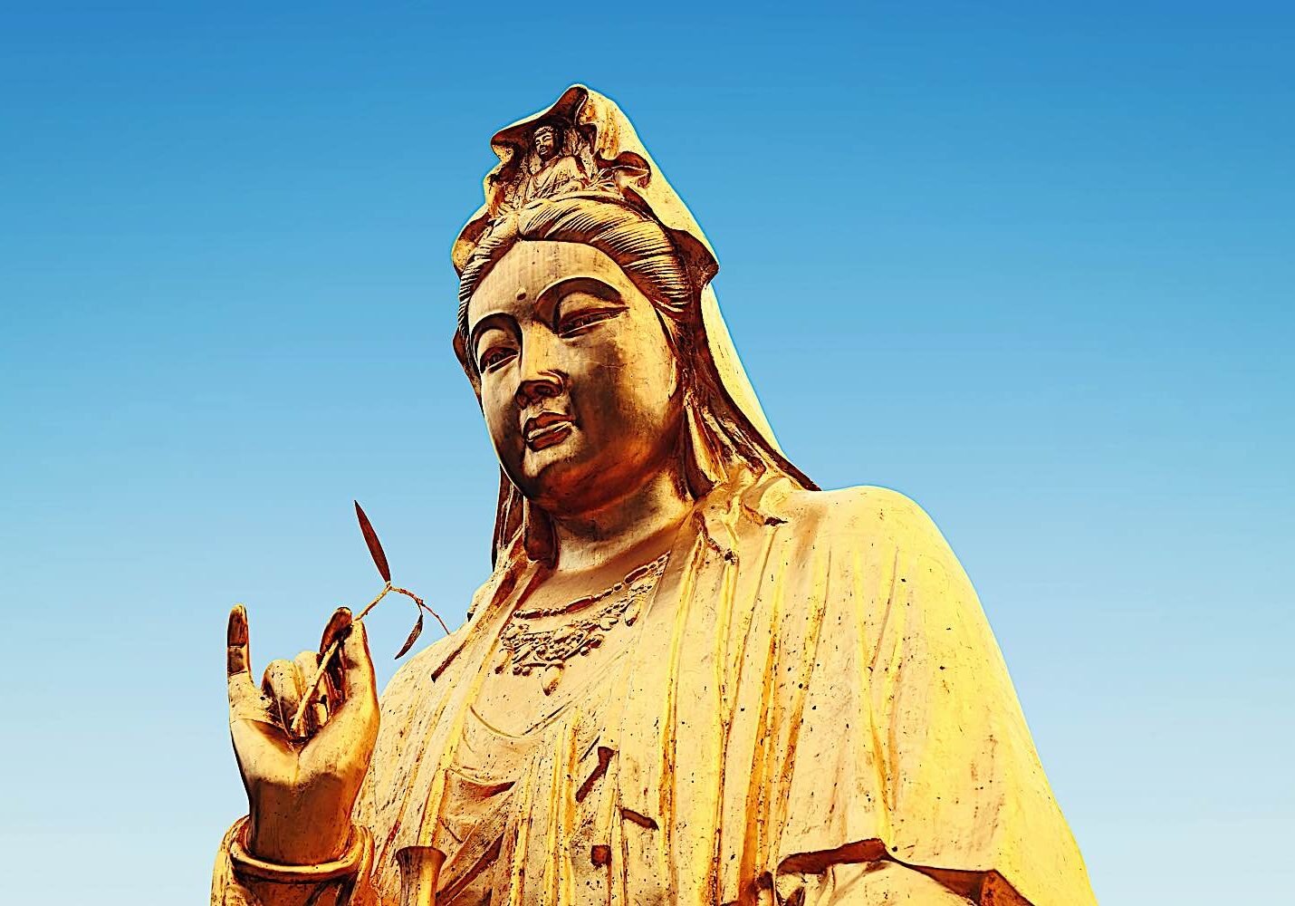 Buddha-Weekly-Guanyin Kwan Yin Kuan Yin Kannon Avalokiteshvara statue Goddess of Mercy-Buddhism Avalokiteshvara statue (Guanyin, Kannon, Kuan Yin, Chenrezig). In the heart sutra it is Avalokiteshvara who teaches Shariputra, endorsed by Shakyamuni Buddha.